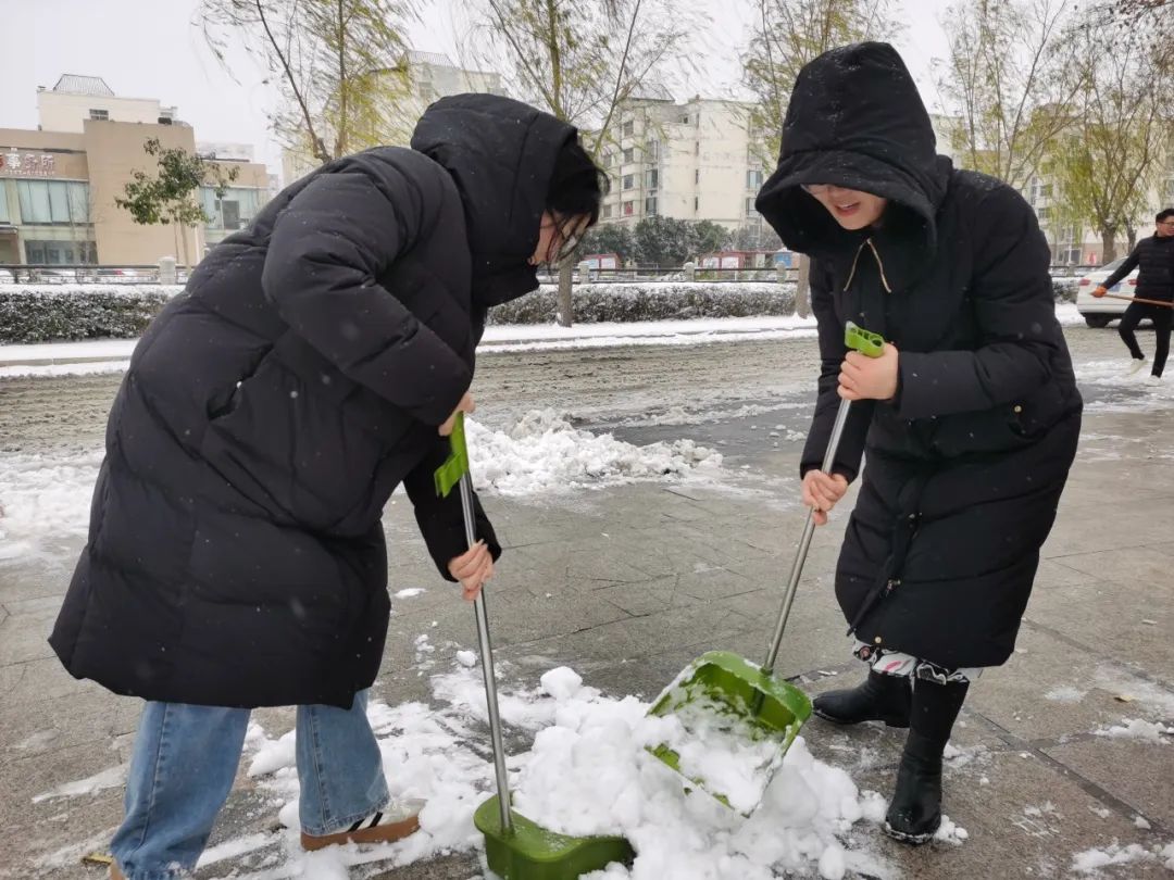 大雪(xuě)至|吴越學(xué)校师生除雪(xuě)进行时