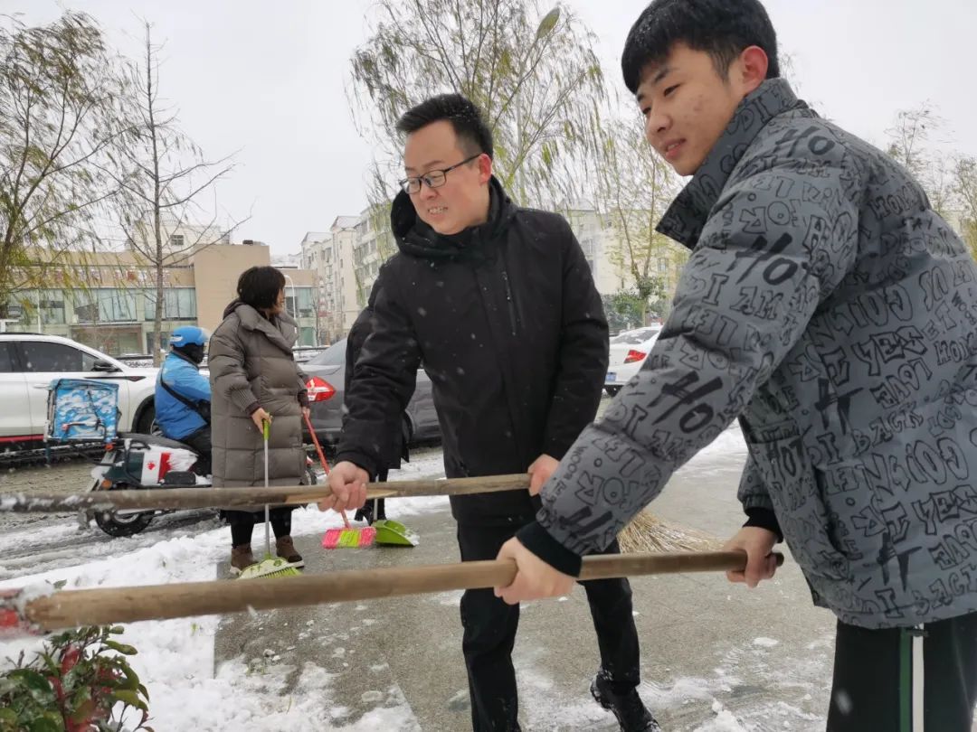 大雪(xuě)至|吴越學(xué)校师生除雪(xuě)进行时