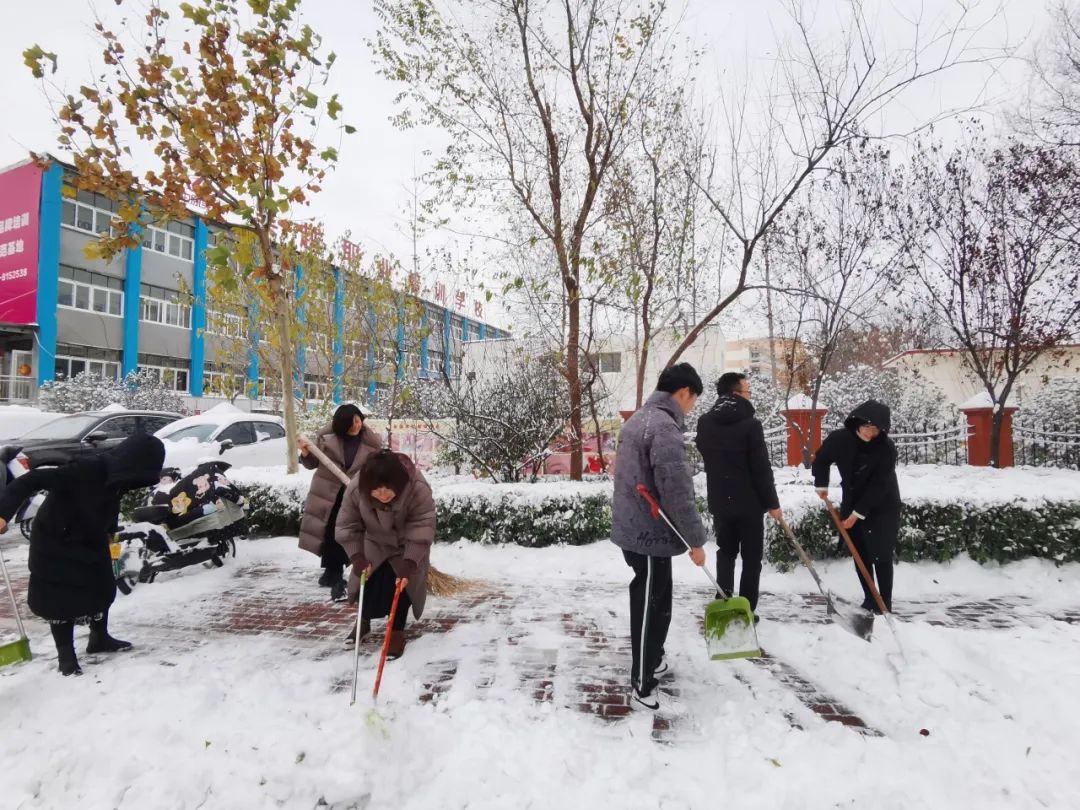 大雪(xuě)至|吴越學(xué)校师生除雪(xuě)进行时