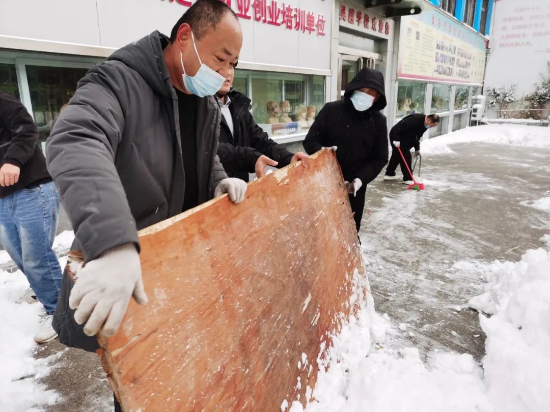 大雪(xuě)至|吴越學(xué)校师生除雪(xuě)进行时