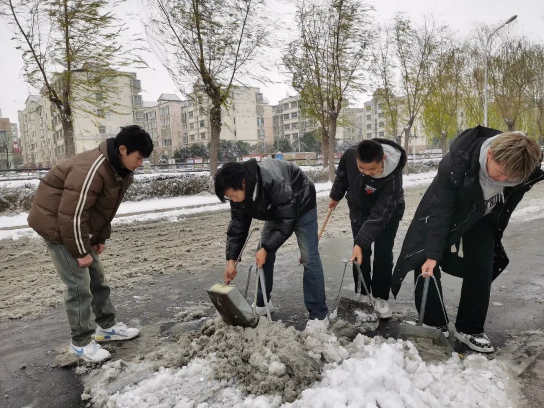 大雪(xuě)至|吴越學(xué)校师生除雪(xuě)进行时