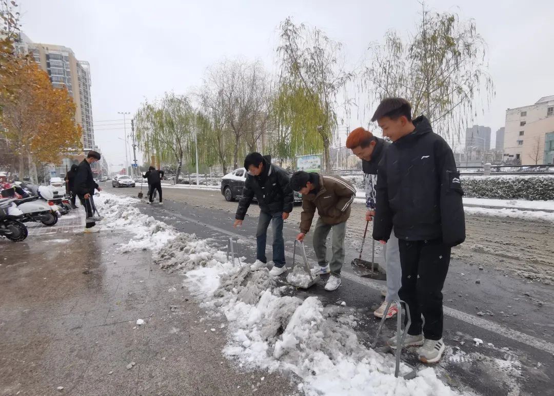 大雪(xuě)至|吴越學(xué)校师生除雪(xuě)进行时