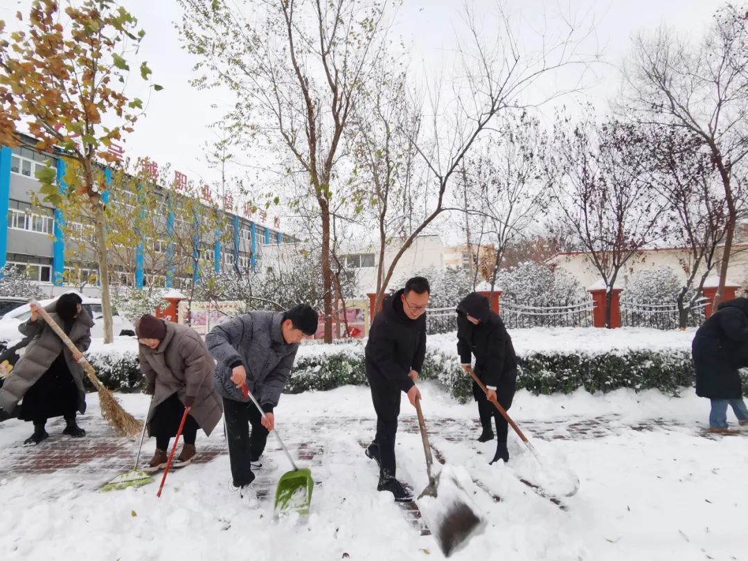 大雪(xuě)至|吴越學(xué)校师生除雪(xuě)进行时