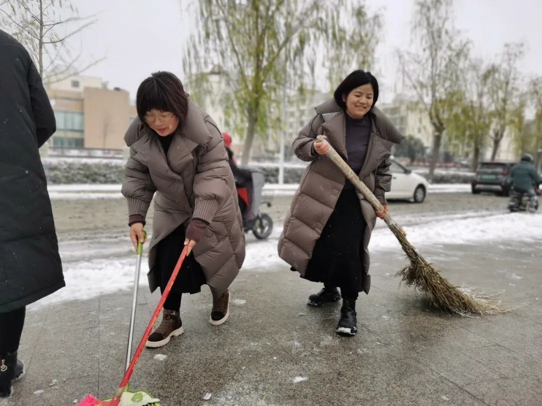 大雪(xuě)至|吴越學(xué)校师生除雪(xuě)进行时