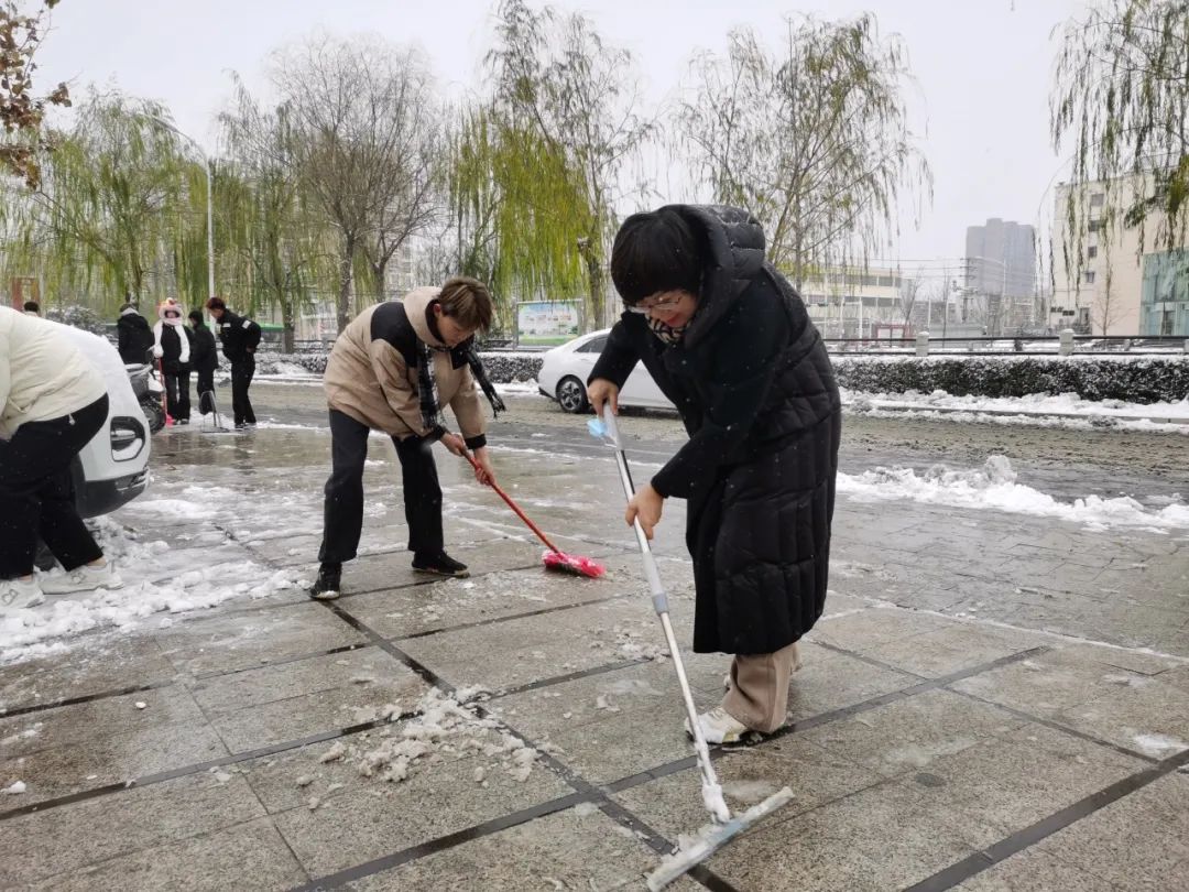 大雪(xuě)至|吴越學(xué)校师生除雪(xuě)进行时