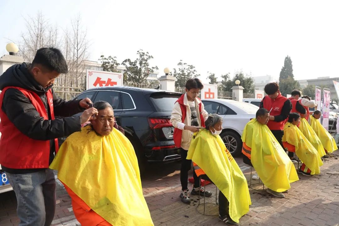 热烈祝贺濮阳市吴越职业培训學(xué)校荣获濮阳市华龙區(qū)“三八红旗集體(tǐ)”称号！