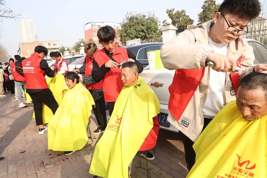 热烈祝贺濮阳市吴越职业培训學(xué)校荣获濮阳市华龙區(qū)“三八红旗集體(tǐ)”称号！