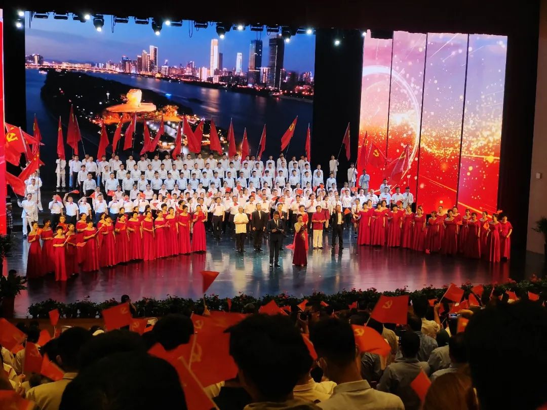 330人大型舞台妆，吴越學(xué)校為(wèi)市工商(shāng)联庆祝建党100周年文(wén)艺演出义務(wù)化妆