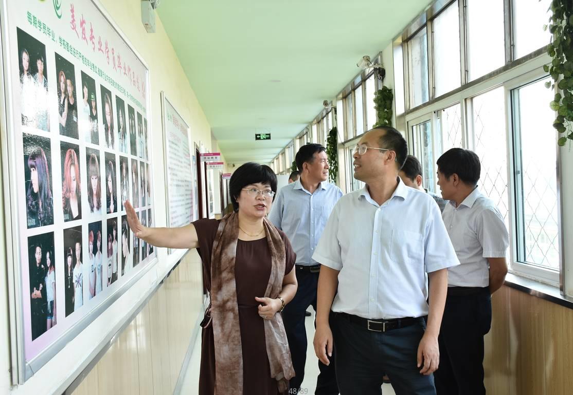 热烈欢迎河南省人社厅李甄副厅長(cháng)领导一行来吴越學(xué)校调研