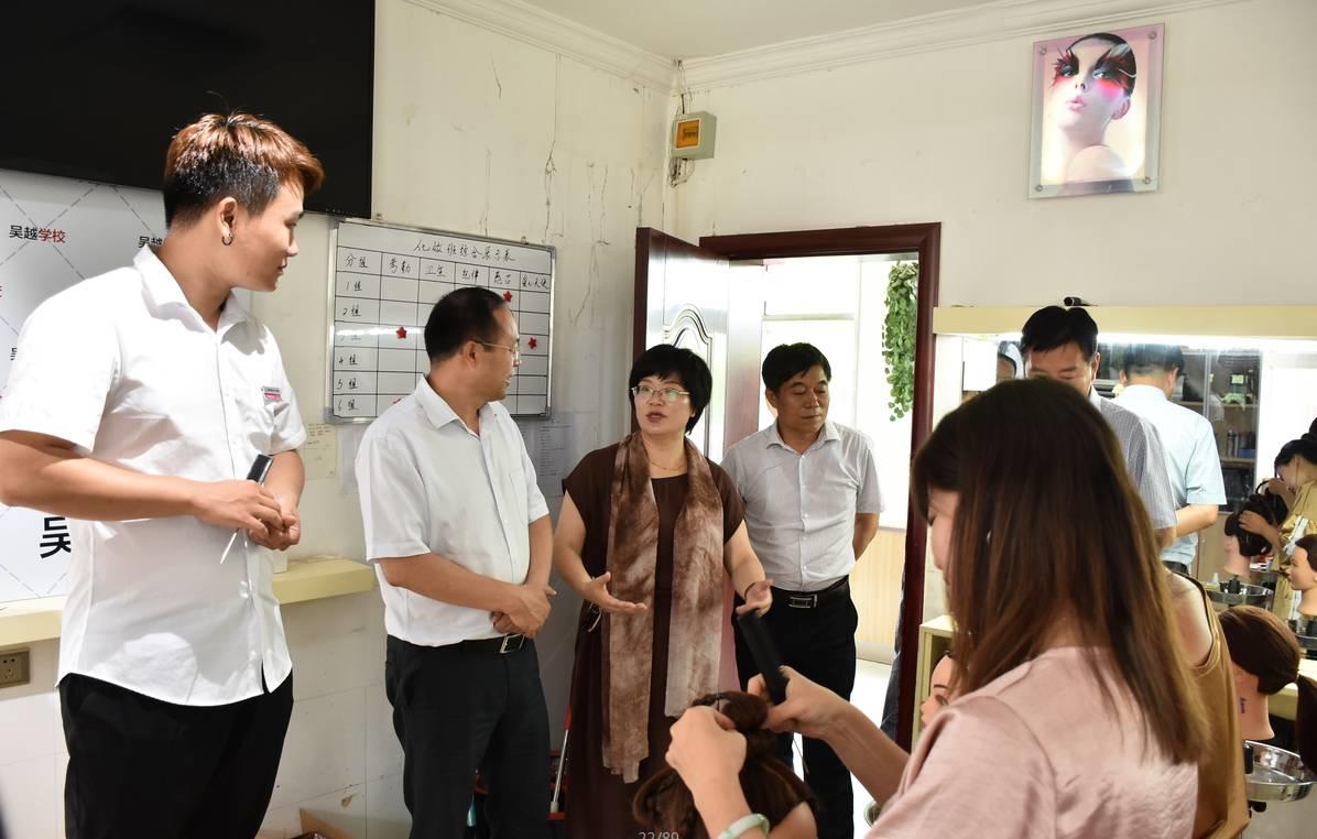 热烈欢迎河南省人社厅李甄副厅長(cháng)领导一行来吴越學(xué)校调研