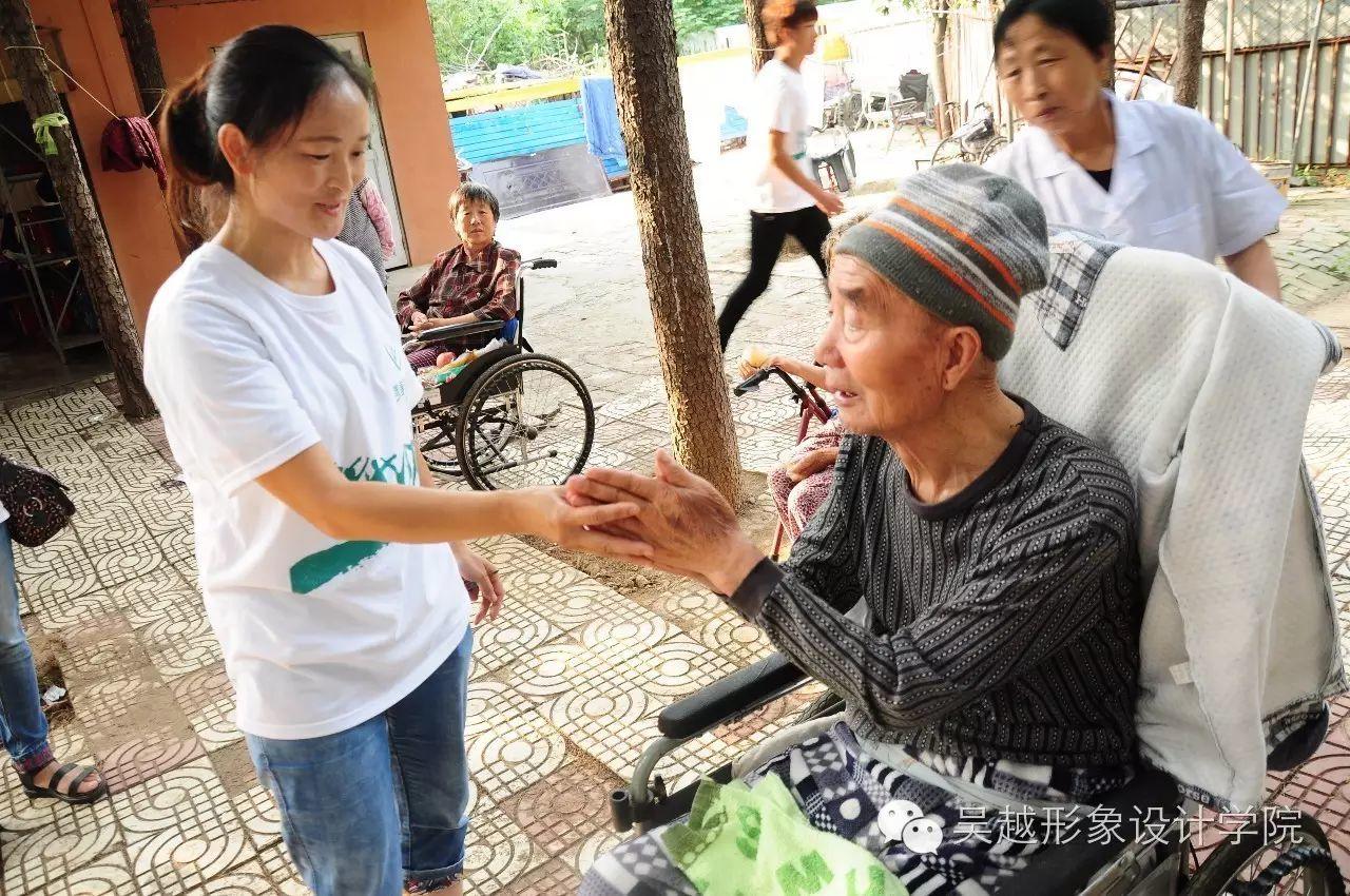 “情系中秋节，爱驻敬老院”